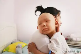山东一家爷孙同患癌，爷爷求儿子送他回家：孩子才是这个家的希望图片