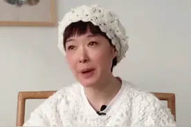 央视主持人王雪纯晒近况，眼袋突出面容憔悴，51岁至今无子图片