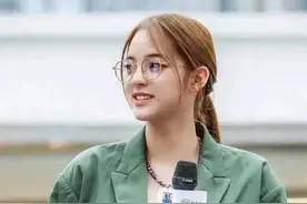 欧阳娜娜染发后造型翻车，有些五官天生适合黑长直图片