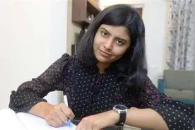 因车祸失去双臂的印度花季少女，移植他人手臂后，皮肤慢慢变黑图片