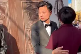 河南一新郎送新娘上婚车，转身回屋直奔岳父，一个动作令网友大赞图片