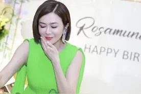 关之琳59岁庆生照曝光，皮肤白皙紧致不显老，右手无名指钻戒吸睛图片