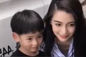 baby半蹲和小男孩合影，谁注意他双手放哪？这也是妈妈教的吗图片