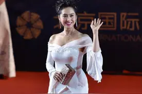 紫霞仙子原来这么丰满，穿白色礼服肉感十足，凹凸曲线让人脸红图片