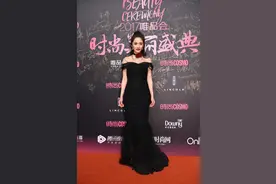 杨幂的皮衣才厉害，裙子衣服剪一半，性感撩人还不用打码图片