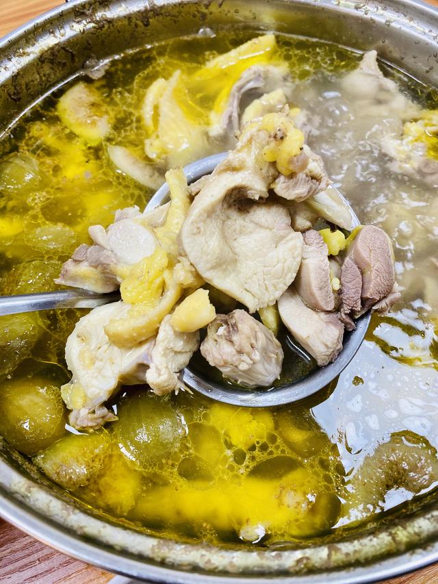 花胶鲍鱼椰子煲鸡 花胶鲍鱼煲鸡汤的功效