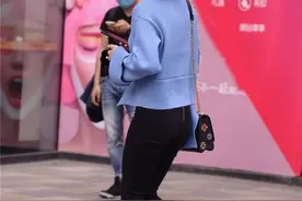 14厘米的粗跟鞋，搭配黑色紧身裤，更凸显身材比例图片