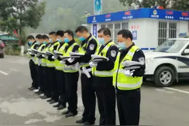 余庆：执勤交警脱帽默哀 公路车辆鸣笛悼念图片