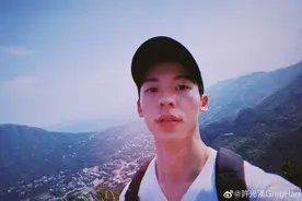 许光汉与好友相约爬山心情好，掌镜自拍现直男姿势逗趣图片