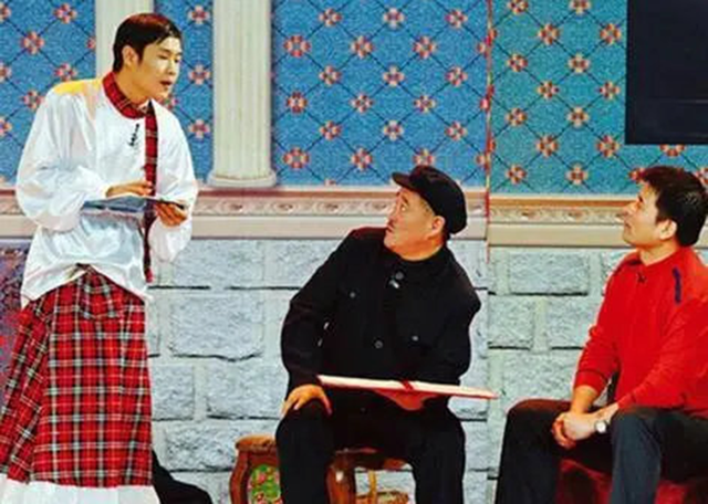 毕福剑隐退多年再出镜，当年光鲜全然不再，现身小饭馆为友人题字