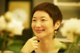 这个50+的女人告诉我们：在优雅面前，美貌和潮流都要让道图片