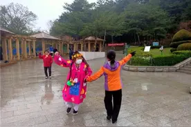 开放首日 延吉帽儿山春雨绵绵 市民游客登山热度不减图片