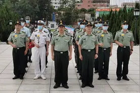 茂名军分区官兵：祭扫烈士陵园祭忠魂图片