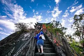 去这座“极边之城”：体验火山口的热气球 水面上的“大草原”图片