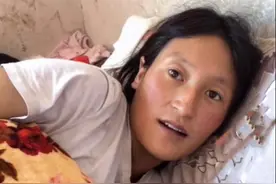25岁宝妈生4胎无人管，娃饿得喝水果腹，网友：父母不值得同情图片