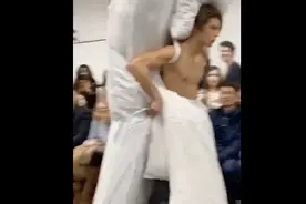 把床背在身上走秀是什么体验？对不起，这回真的不懂时尚圈了！图片