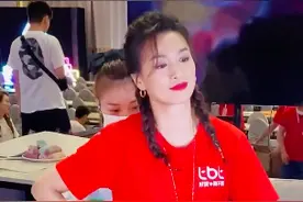 50岁张庭不服老？扎马尾辫直播7小时，累到腰酸背疼还不忘发红包图片
