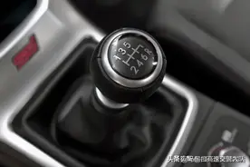 刹车的时候，离合器踩到底滑行，伤不伤车子？图片