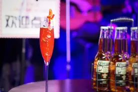 和恋爱两年的男朋友领证，闺蜜支开男朋友对我说：结婚要三思图片