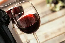 资深酒商透露：买红酒如果看到瓶身这几处不对，八成是假酒图片