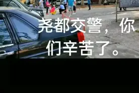 尧都公安交警执勤时晕倒在斑马线 群众施以援手图片