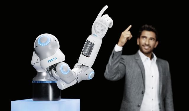 德国制造的仿人机械手，拥有十二个自由度，高度还原人手动作