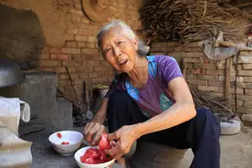 独自生活的农村老太太，中午用大锅做顿西红柿打卤面，吃的好香图片
