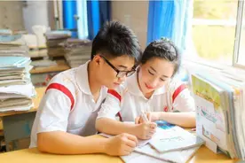 初高中人见人爱的四类同桌，班主任友情提醒：保持距离，学会珍惜图片