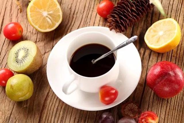 这饮料喝完能排毒减肥美容？别想了！真相是一堆烂蔬菜水果！