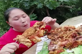 胖妹在家做“油炸大鱿鱼”，金黄酥脆，这手艺直接能赶上路边摊了图片