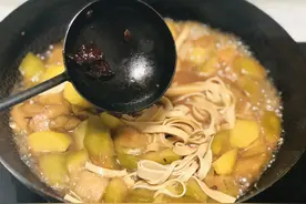 夏天茄子别再凉拌了，搭配2个土豆，炖上一锅，又香又糯特别好吃图片