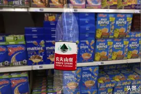 制作3D矿泉水瓶图片