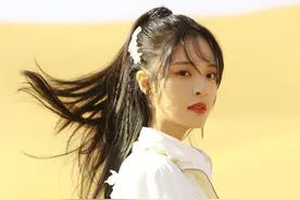 李莎旻子唯美沙漠时尚写真，一身青衫，笑靥如花图片