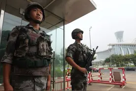 有两名士兵站岗，为什么只给其中一名配枪？20多年前有血的教训图片