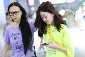 李嫣走机场真随性，穿三分长T恤裙就算了，4千的椰子鞋还当拖鞋踩图片