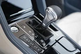 自动挡在下坡时，单踩刹车是错误操作，这样下坡或许更安全图片