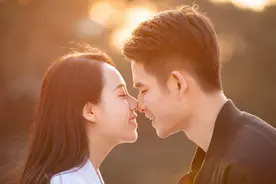 为什么真心相爱的情侣，会不自觉地想接吻？这是我听过最好的解释图片