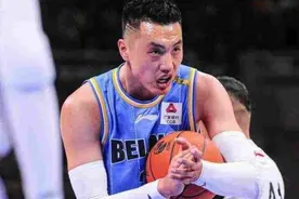 铁血硬汉！翟晓川重摔返场火力大开豪抢篮板，篮板数已超姚明图片