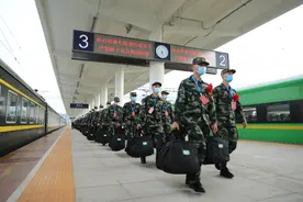 号外！号外！首批新兵入营了图片