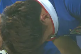 扎心！121分钟错失绝杀球，杨旭哭成泪人，跪下祈祷一幕太心酸图片