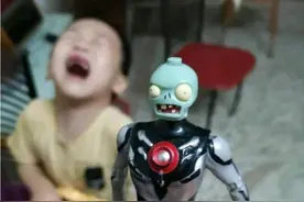 网友疑问：好不容易帮表弟修好奥特曼，为什么哭得更厉害了？图片