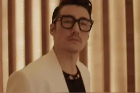 胡兵50岁身材保持太好，穿透视装秀腹肌，专注直播和贾乃亮争一哥图片
