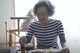 日本74岁家庭主妇生活曝光，5点起床做饭，与老公分床睡图片
