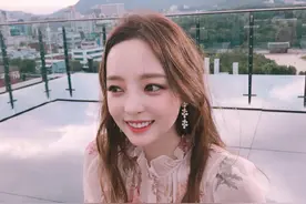 具荷拉去世第261天，亲哥当爸晒女儿萌照，感怀亡妹又落泪图片