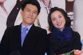 靳东的坎坷情史，以及他交往过的二婚女明星，现任老婆很“旺夫”图片