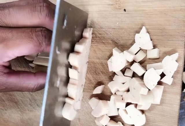 火腿肠也能钓鱼吗？用白酒、红糖、氨基酸水泡制后，有效果