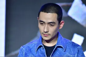 朱一龙《叛逆者》发布会造型，蓝色牛仔衣配寸头，生图胡渣好清晰图片