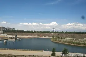 乌鲁木齐有个神奇湖，冬天可滑冰滑雪，夏天给百万棵树“喝”水图片