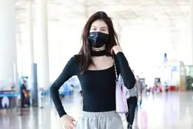 何穗不愧是超模，运动裤剪个“洞”穿得很潮，配紧身上衣效果真好图片