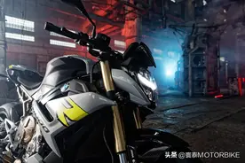 新款宝马S1000 R来了！“大小眼”消失，新增TFT仪表！图片